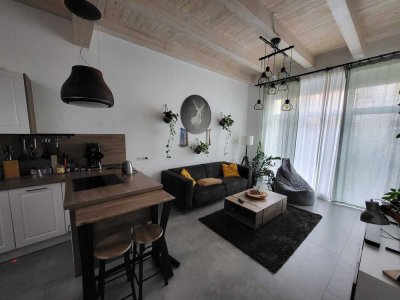 Ruhige Innenstadtlage! Außergewöhnliches 2-R-Apartment über 2 Etagen mit Terrasse und Einbauküche!