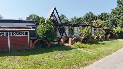 Ebenerdige, großzügige Eigentumswohnung als Bungalow mit Schwimmteich in Feldrandlage