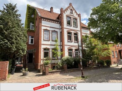 Wohnen & Arbeiten in klassischem Altbauambiente –  Mehrfamilienhaus in bester Lage