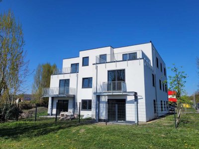 Neubau, Erstbezug mit eigenem Garten und Terrasse, komfortable 3-Raum-Wohnung