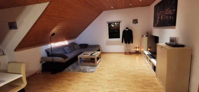 Schöne 2-Zimmer-DG-Wohnung mit Ausblick in die Weinberge