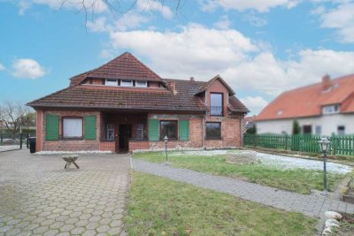 vielseitig nutzbare Immobilie: ob Ein- oder Dreifamilienhaus mit Garten und 2 Terrassen