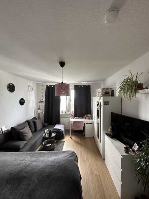 geräumige 1-Raum-Wohnung, Duschbad mit Fenster, Keller und Stellpl. mgl.
