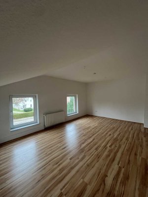 Erstbezug nach Sanierung! Helle 3-Zimmer-Dachgeschosswohnung mit Tageslichtbad, HWR und PKW-Stpl.