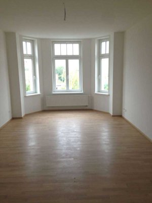 schicke Wohnung inkl. 50 qm Ausbaureserve im DG,  4 Zimmer,, Bad, Küche, GWC,Balkon