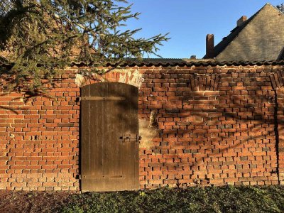 Dreiseitenhof mit Nebengebäuden auf großem Grundstück