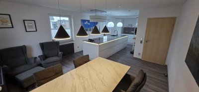 Großzügige 5-Zimmer-Maisonette mit Luxus-Wohnküche, Klimaanlage & Stellplätzen in Kleinenbroich