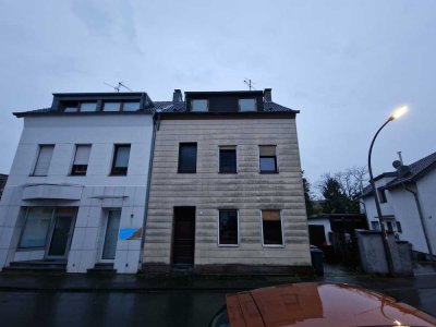 Sanierungsobjekt / Einfamilienhaus mit Einliegerwohnung in Rath-Heumar...
