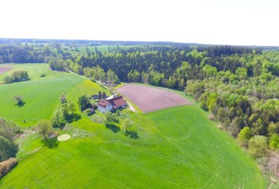 Traumhaft & selten: Aussiedlerhof mit ca.11 ha Grund 
in absoluter Alleinlage zw. Ellw.- Cr. (B 290