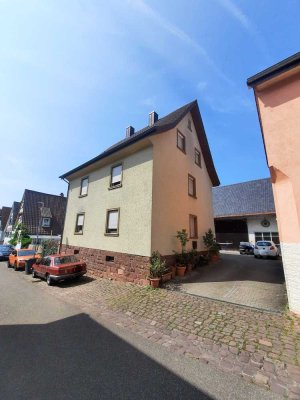 Modernisiertes Zweifamilienhaus mit großer Scheune/Werkstatt in Singen