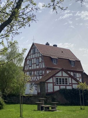 Individuelles, charmantes Fachwerkhaus mit Nebengebäuden am Rande des Vogelsbergs in Homberg Ohm