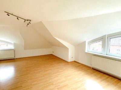 Zentrumslage! Helle DG-Wohnung mit EBK, ohne Garten...