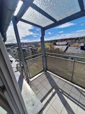 Gemütliche DG 3-Zimmer mit Laminat, Balkon und Wannenbad in ruhiger Lage! EBK mgl.