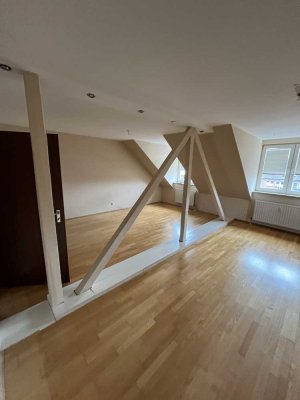 Schöne 2/3-Zi-DG Wohnung in ruhiger Lage - NUR mit Wohnberechtigungsschein!