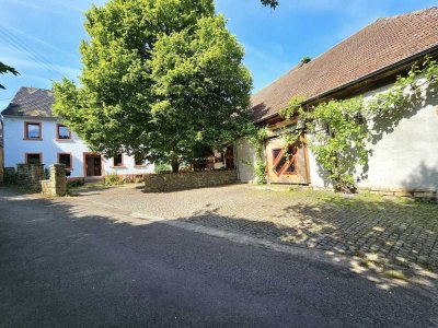 Historischer Hof mit Seminarhaus, Wohnhaus, Scheunen zu verkaufen