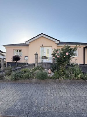 Mediterranes Wohnparadies mit Pool, Teich & traumhaftem Garten – Exklusives Zweifamilienhaus in ZW