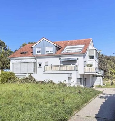 PROVISIONSFREI – Stilvolle Wohnung mit Blick ins Grüne, großem Balkon und Garage