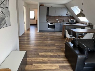 Für 2 Jahre befristet :  Voll möblierte 3,5-Zimmer DG-Wohnung mit Arbeitszimmer
