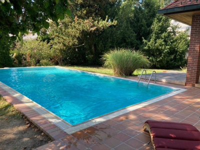 Landhausvilla mit Pool und Garten in zentraler Villenlage (Provisionsfrei)