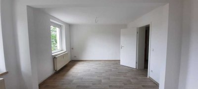 Renovierte 2-Raum-Wohnung / Bad mit Wanne und Fenster