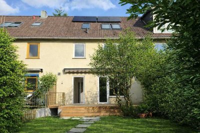 Mittelreihenhaus mit Wärmepumpe, PV-Anlage & ausgebautem Dachgeschoss in begehrter Volksdorfer Lage