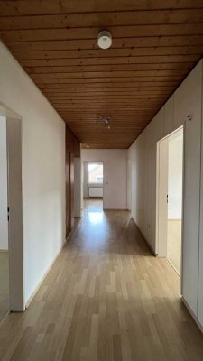 Großzügige Dachgeschosswohnung mit Balkon