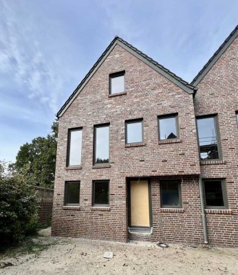 Modernes, gemütliches Reihenendhaus vor Oldenburg - KfW 40 Standard,  Garten, 6 Zimmer, 01.01.26