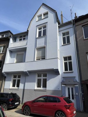 Erstbezug nach kompletter Kernsanierung: schöne 3,5-Zi.-Altbauwohnung mit EBK, 2 Balkonen und Garten