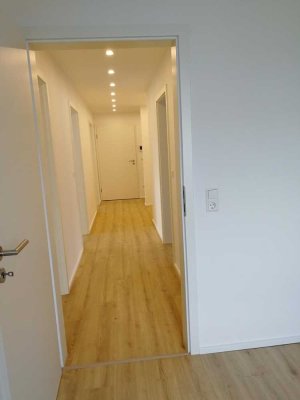 vollst. renovierte 4-Zi. Wohnung mit Küche, Balkon, Stellplatz