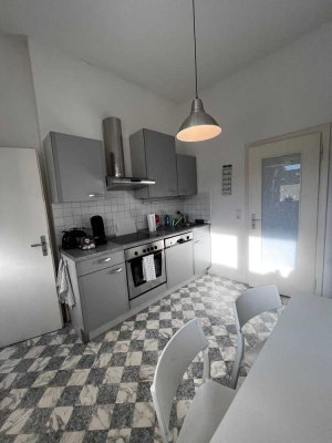 Helle, modern möblierte Wohnung mit schönem Balkon