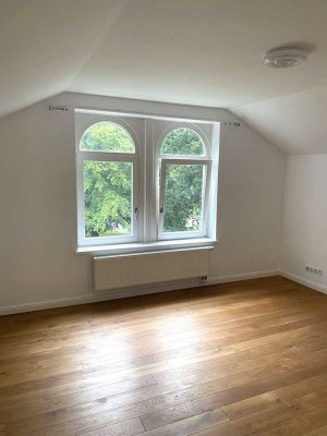 2-Zimmer-Dachgeschosswohnung in stilvoller Stadtvilla in Hamburg-Rahlstedt