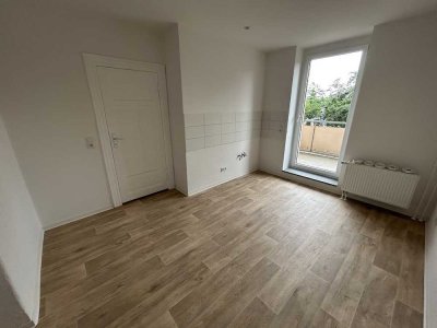 Ideal für Singles oder Pärchen! Komplettsanierte 2-Zimmer mit Balkon!