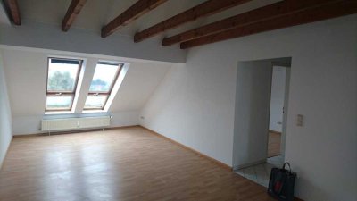 Helle 2-Zimmer-Dachgeschosswohnung mit sep. Küchenbereich und Balkon in D-Unterrath