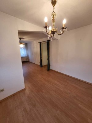 **Zentrale 4-Zimmer bzw. 3-Zimmerwhg. mit Balkon, Stellplatz & Keller - fußläufig Stadtmitte**