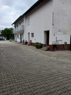 Günstiges 6-Zimmer-Farmhaus in Geltolfing Aiterhofen