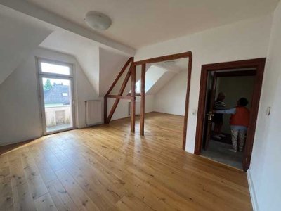 Charmante 2,5-Zimmer-Wohnung in Eller mit schöner Dachbalkenoptik