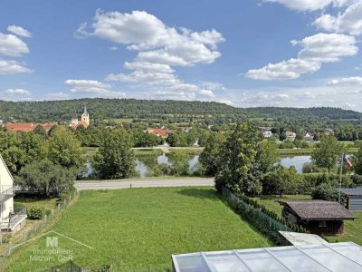 Kompakte Doppelhaushälfte mit Garage und traumhaftem Blick in den Main-Donau-Kanal