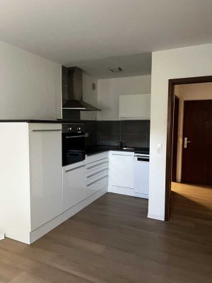 Modernisierte 2-Zimmer-Wohnung mit Einbauküche in Bad