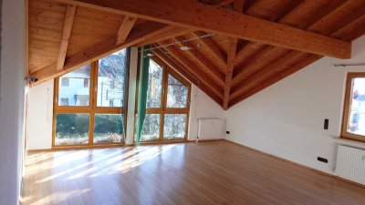 Helle Dachgeschosswohnung mit eigenem Eingang und Klimaanlage