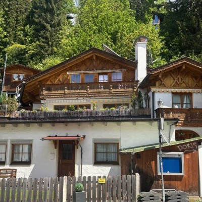 Traditionshaus im historischem Kern der Altstadt mit Gebirgsblick