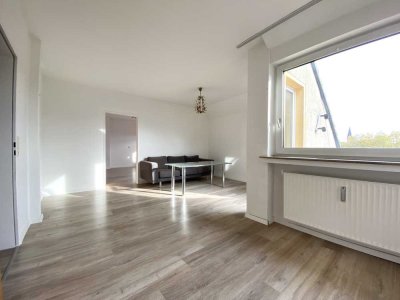 � Senioren-WBS erforderlich – 2,5-Zimmer-Dachgeschosswohnung mit � zwei Balkonen & � EBK