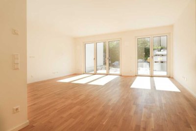 *Wohnen wie im eigenen Haus – Traumhafte EG-Maisonettewohnung mit Garten & Terrassen zum Erstbezug*