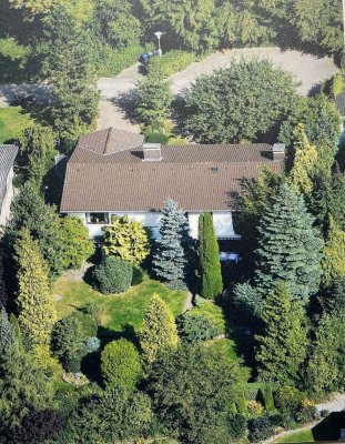 Elegantes Einfamilienhaus im Landhausstil mit parkähnlichem Garten