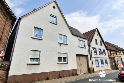 BERK Immobilien – Vielseitiges Zweifamilienhaus mit großem Potenzial in Mömlingen