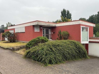 Geräumiger Bungalow mit sieben Zimmern und großer Gartenfläche