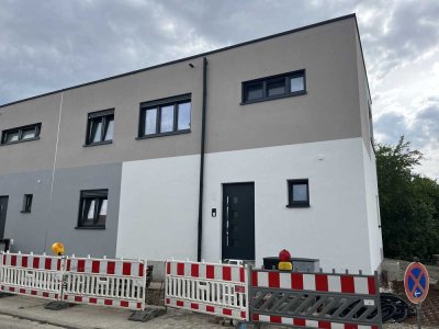 Erstbezug: Preiswerte 3-Raum-Reihenendhaus mit gehobener Innenausstattung und EBK in Bad Schönborn