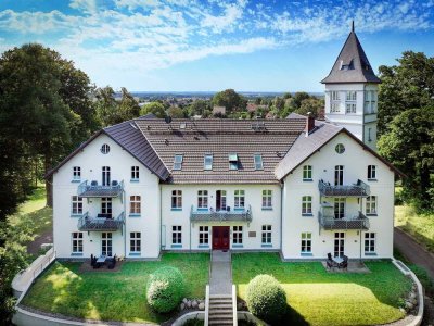 Historische Eleganz im Schloss - Luxuriöse Wohnung mit Parkblick unweit der Ostsee