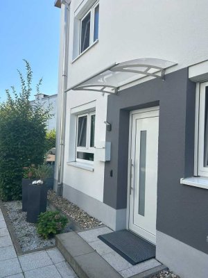 Stilvoll wohnen in Top-Lage – großzügige Doppelhaushälfte mit 4 Zi., Hobbyraum & 2 TG-Stellplätze
