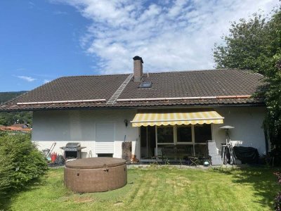 Grafling b. Deggendorf: Gr. 2-Fam.-Haus m. Büro, 2 Garagen u. Fernblick in naturnaher Wohnlage!