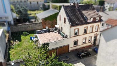+++Charmantes Zweifamilienhaus mit Garten, Sonnenterrasse und zwei Garagen – zentral und dennoch ...